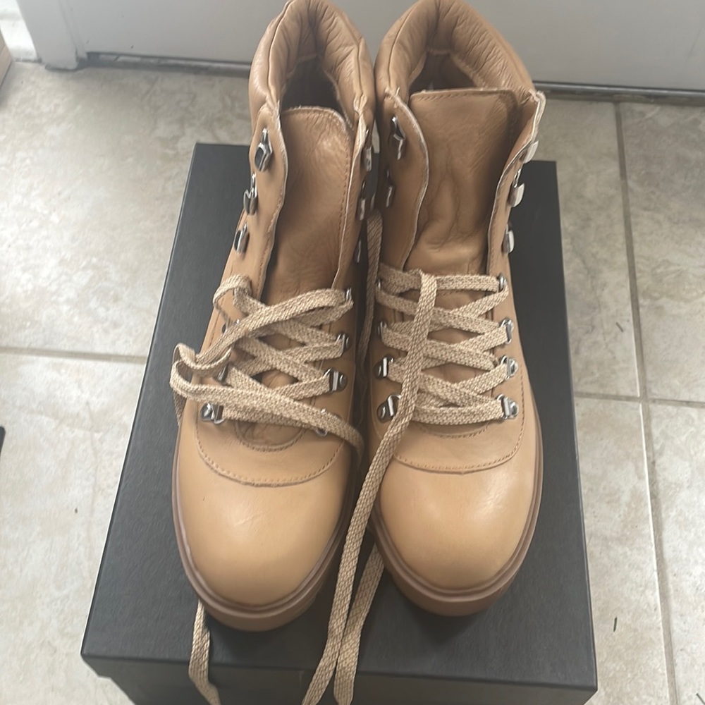 EUC J Crew women’s lightweight leather Nordic boots size 10 light caramel color